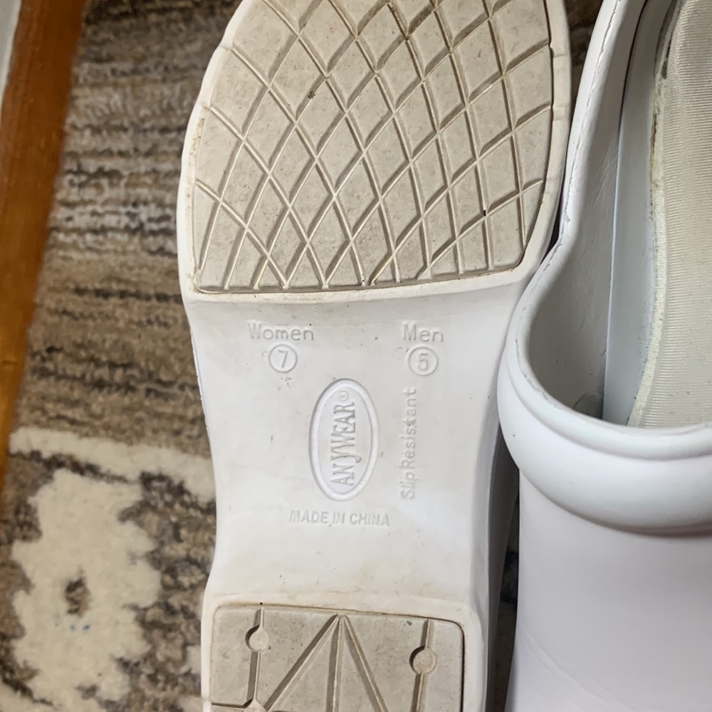 Women’s Slip-Resistant Nurse Clogs - Picture 8 of 8